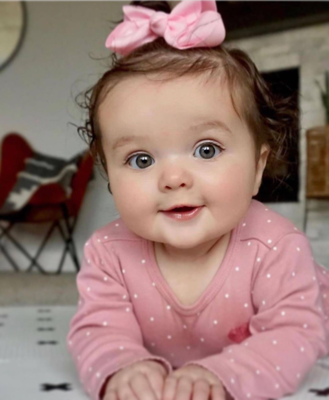 Хвалить ребенка. Общение детей. День маркетолога. Ребенок 8 лет девочка. Сельские дети.